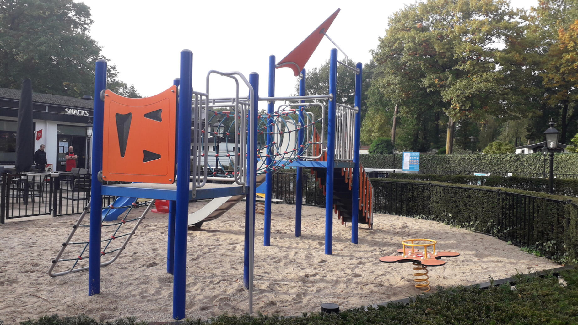 speeltuin bij de ingang van het park