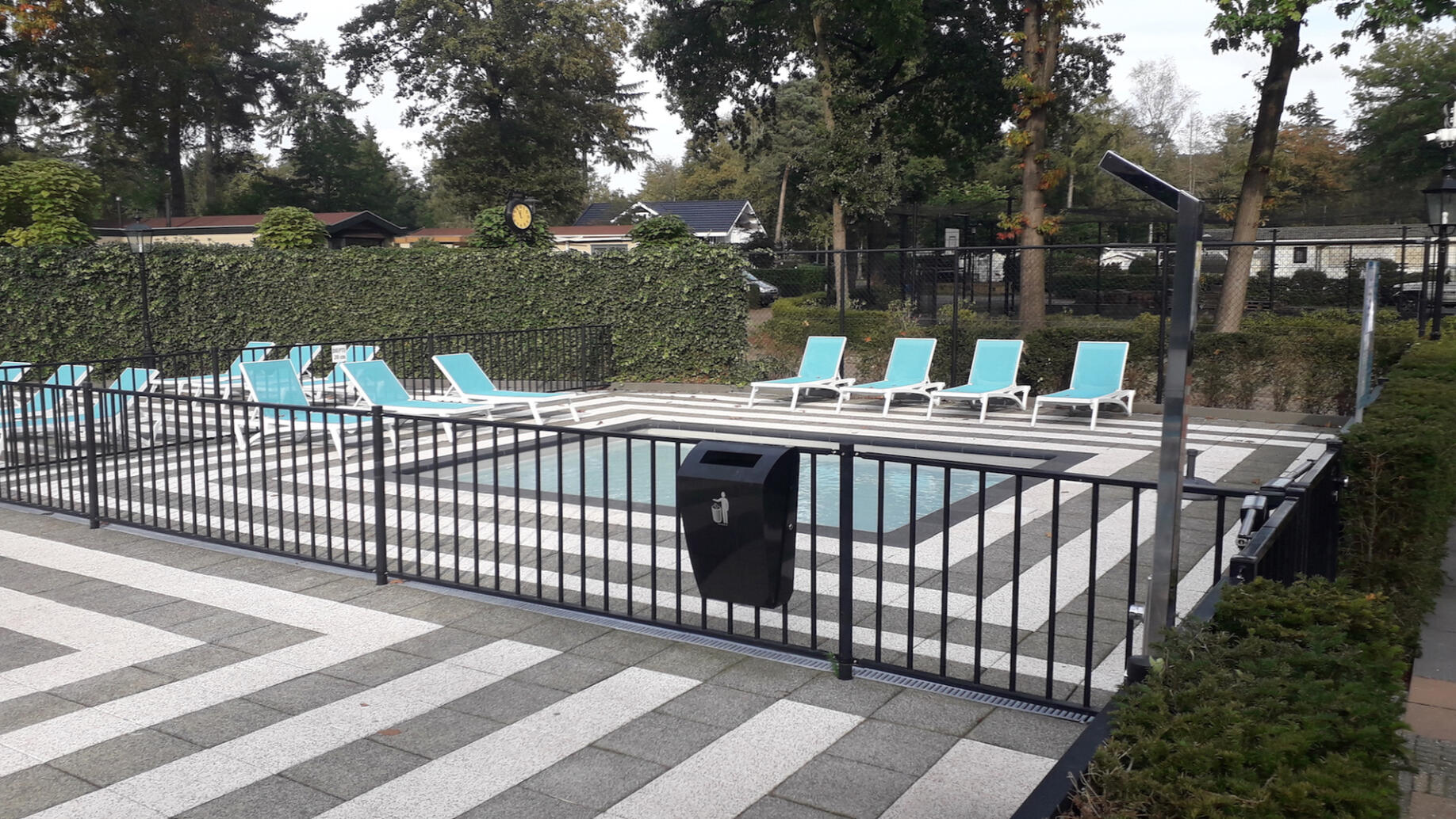 zwembad bij op het park van buiten het hek