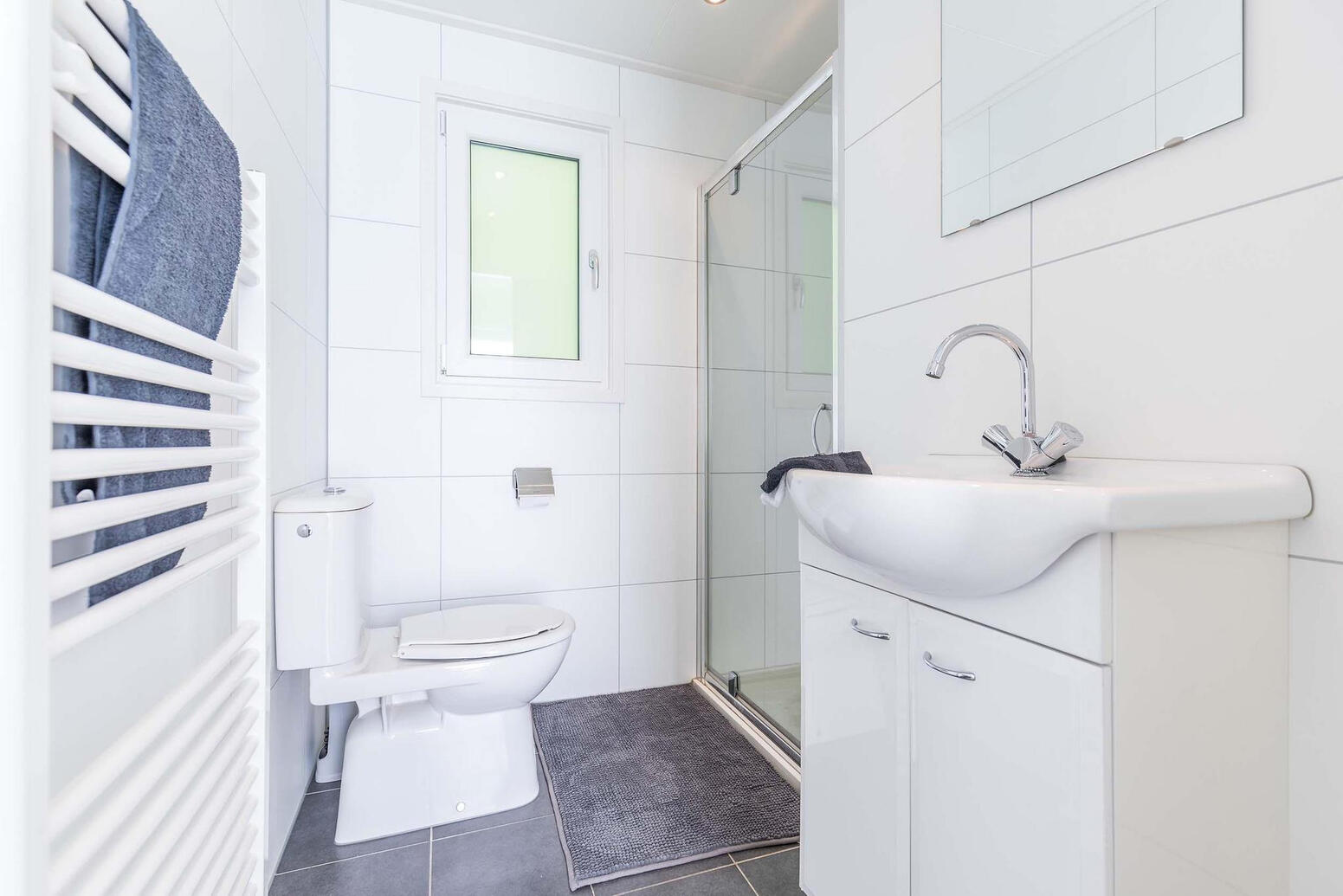 batkamer met wc, wastafel en douche