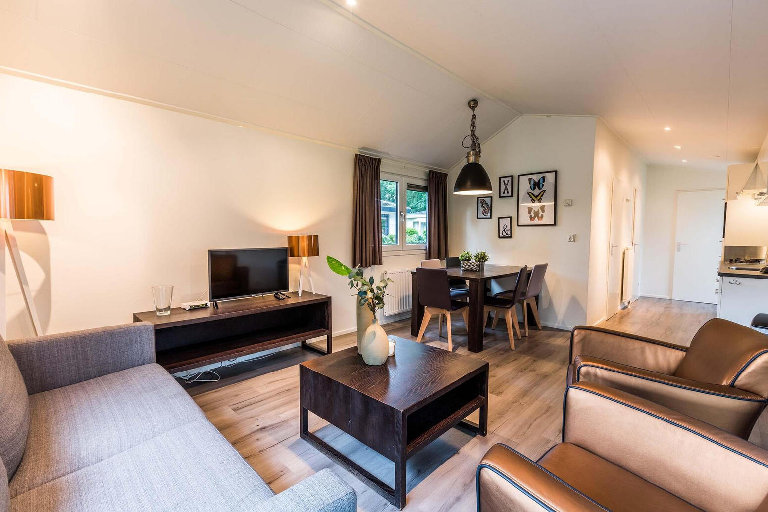 Woonkamer met twee stoelen en een salontafel