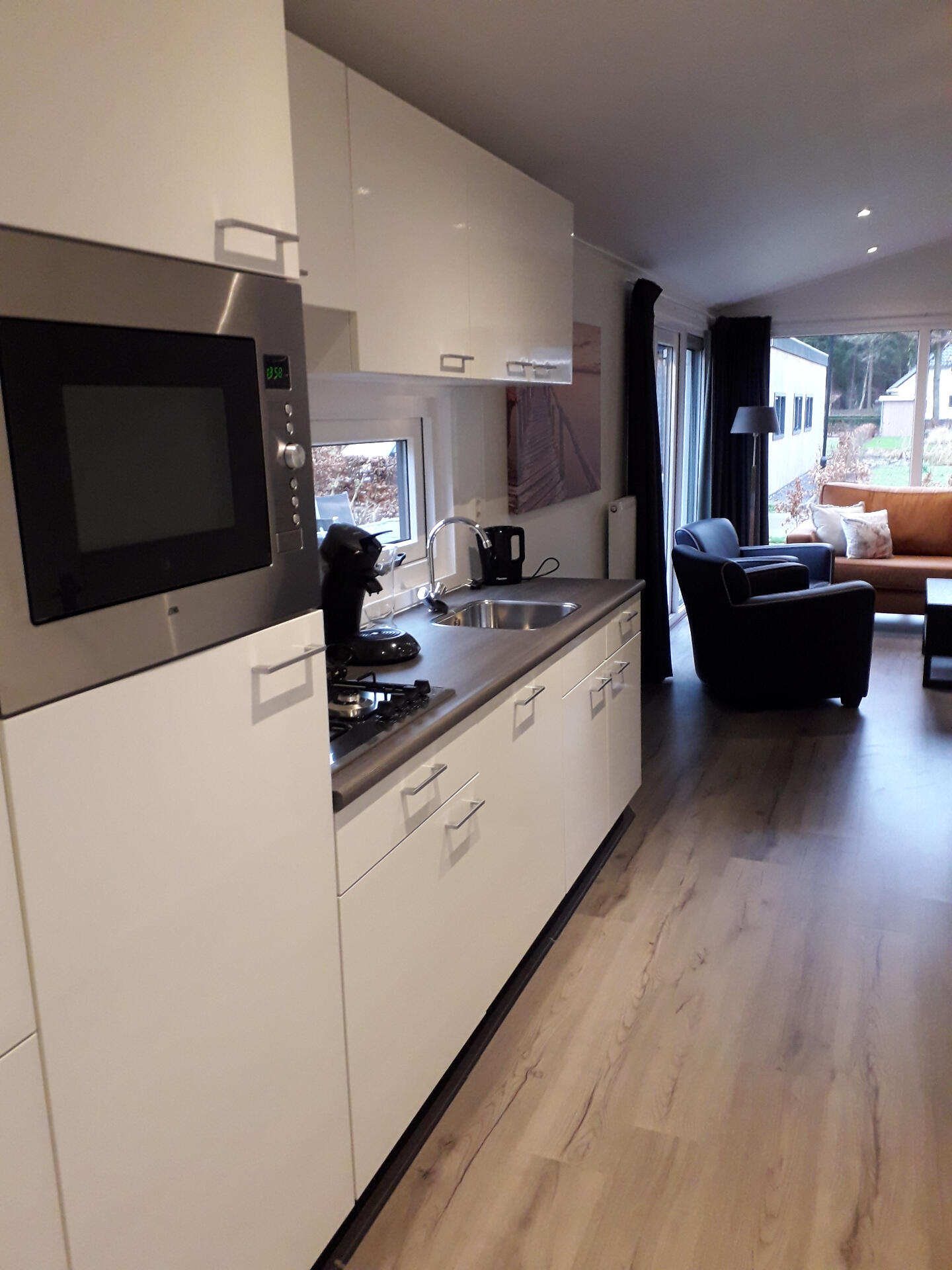 keuken met oven en afwasmachine