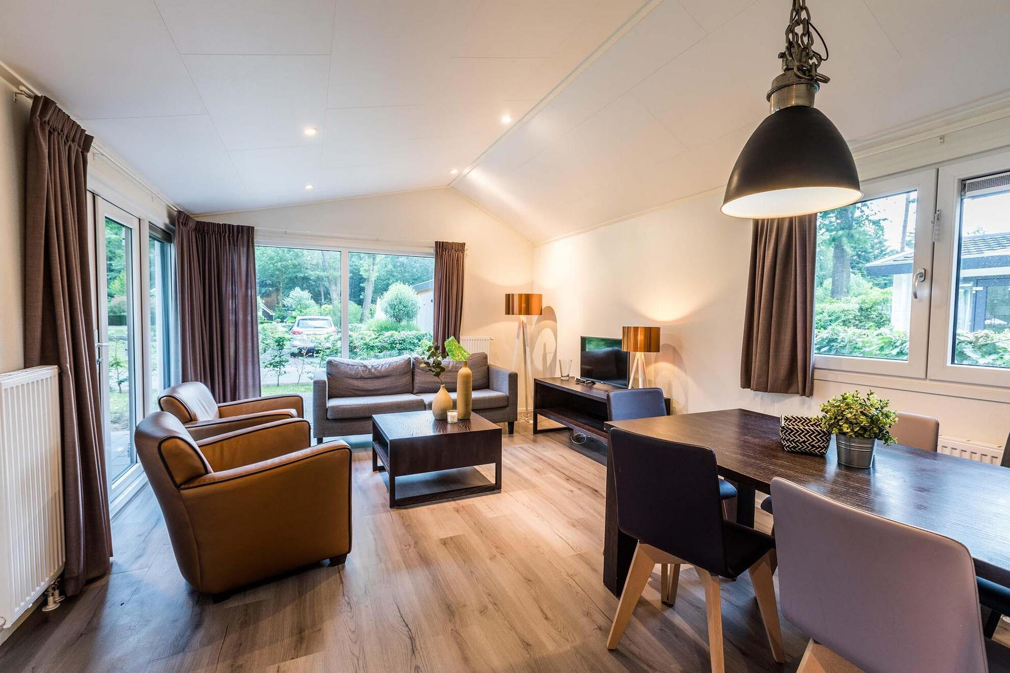 Gezellige woonkamer met bank en tv