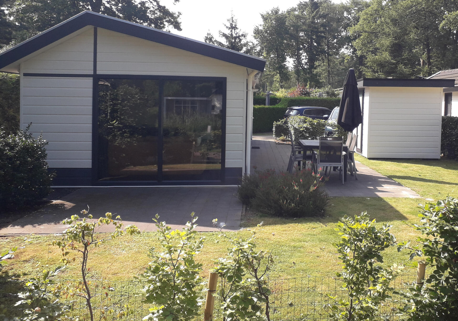 Tuin rondom Bosparel 73 met veel gras en een tuinset